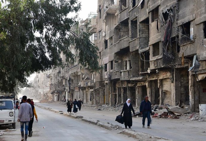 Archivo - DAMASCUS, 27 de novembro de 2021 -- Pessoas caminham no Campo de Yarmouk, no sul de Damasco, Síria, em 17 de novembro de 2021. Três anos depois que o Campo de Yarmouk, no sul de Damasco, retornou ao controle do governo após a derrota do Estado I