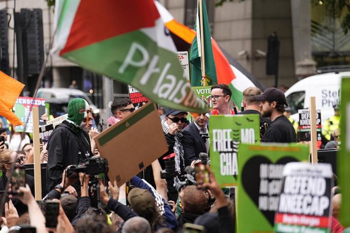 El cantante del grupo norirlandés Kneecap acude a la corte británica tras ser imputado por un cargo de terrorismo