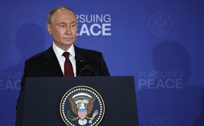 16 de agosto de 2025, Alasca, Alasca, Estados Unidos da América: O presidente dos Estados Unidos, Donald Trump, e seu colega russo, Vladimir Putin, realizam uma coletiva de imprensa conjunta após suas conversas críticas no Alasca, na sexta-feira, com o ob