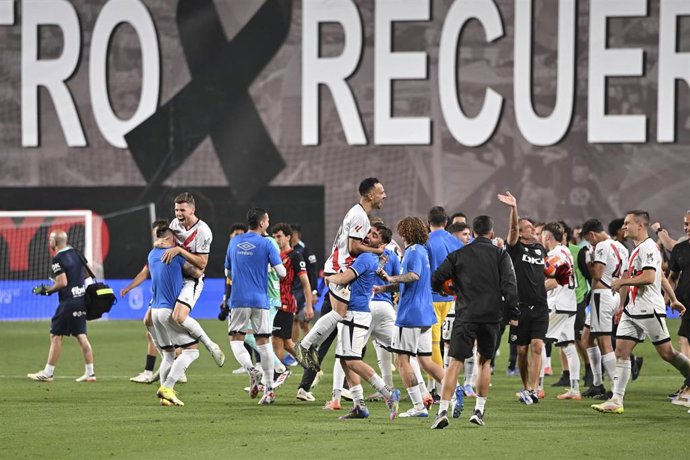 Archivo - Los jugadores del Rayo Vallecano celebran su clasificación a la Conference League 2025-26.