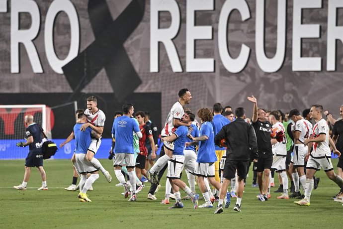 Archivo - The players of Rayo Vallecano celebrate their qualification for the Conference League during the Spanish League, LaLiga EA Sports, football match played between Rayo Vallecano and RCD Mallorca at Estadio de Vallecas on May 24, 2025, in Madrid, S