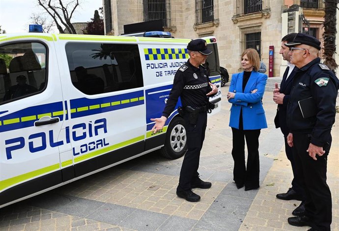 Archivo - La alcaldesa de Jerez, María José García-Pelayo, supervisa el nuevo vehículo de atestados de la Policía Local el pasado mes de abril en una imagen de archivo. 