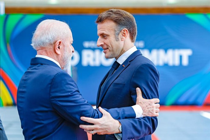 Archivo - HANDOUT - 18 November 2024, Brazil, Rio De Janeiro: Brazil's President Luiz Inacio Lula da Silva (L) welcomes France's President Emmanuel Macron to the G20 summit. Photo: Ricardo Stuckert/G20/dpa - ATTENTION: editorial use only and only if the c