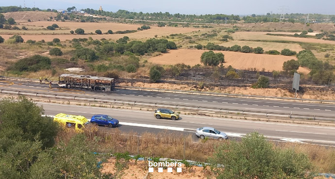 Un autobús se incendia y obliga a cortar la AP-7 en Tarragona en sentido sur
