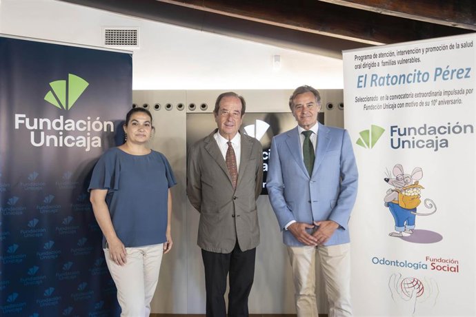 Archivo - El director de Actividades Sociales de la Fundación Unicaja, Gerardo Lerones; el presidente de la Fundación Odontología Social Luis Séiquer, Antonio Castaño, y la responsable de Fundación Unicaja en Sevilla, Sara Rodríguez, en el encuentro. 