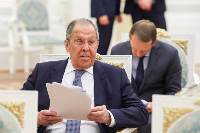 RÚSSIA, MOSCOU - 16 DE AGOSTO DE 2025: O ministro das Relações Exteriores da Rússia, Sergei Lavrov, é visto durante uma reunião do governo presidida pelo presidente da Rússia, Putin (não retratado), para discutir os resultados das conversas entre Putin e 
