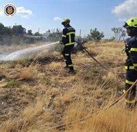 Bomberos de Cádiz desplazados a Ourense evitan que un incendio en San Vicente de Pepín llegue a las casas