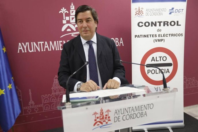 El teniente de alcalde delegado de Seguridad del Ayuntamiento de Córdoba, Jesús Coca, informa de la campaña sobre patinetes eléctricos.