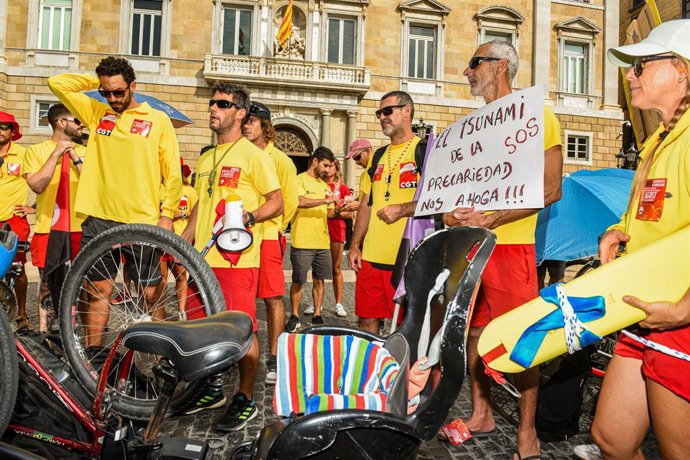 Socorristas de Barcelona durante una concentración, en la plaza Sant Jaume, a 1 de agosto de 2025, en Barcelona, Catalunya (España). El personal del servicio de Salvamento y Socorrismo en las playas de Barcelona se ha concentrado hoy, en el primer día de 
