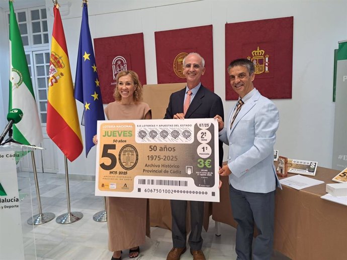 La delegada territorial de Turismo, Cultura y Deporte en la provincia de Cádiz, Tania Barcelona, presenta el décimo de la Lotería Nacional dedicado al Archivo de Cádiz.