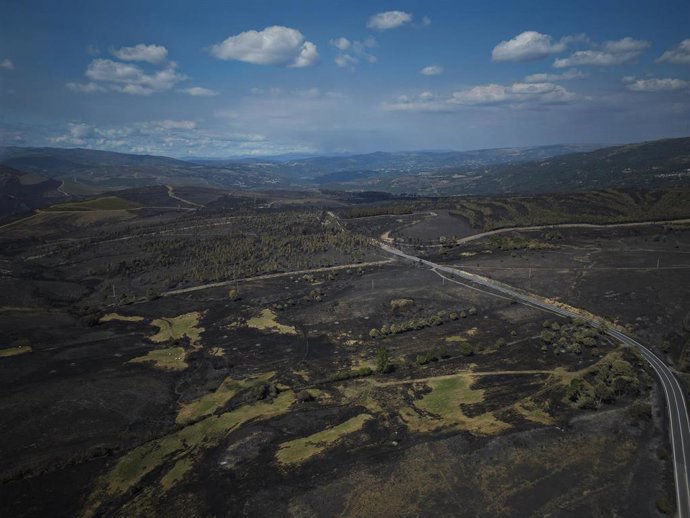 Vista aérea tras el incendio, a 20 de agosto de 2025, en A Gudiña, Ourense, Galicia (España). 