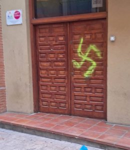 Pintan una esvástica en la sede de Somos LGTB+ en Zaragoza.