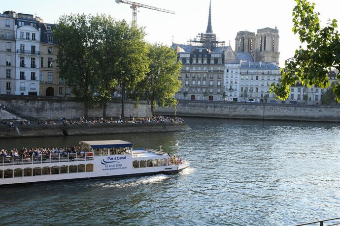 Archivo - April 30, 2025: Summer atmosphere along the Seine in Paris.