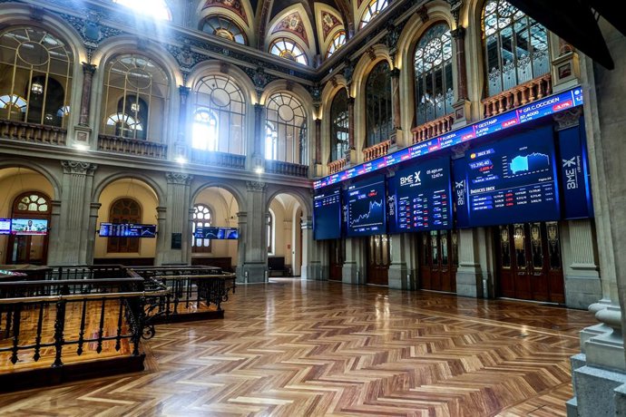 Archivo - Paneles del Ibex 35 en el Palacio de la Bolsa de Madrid, a 5 de agosto de 2024, en Madrid (España). El Ibex 35 ha iniciado la sesión de hoy, la primera de la semana, con un desplome del 2,52%, lo que le ha llevado a situarse en los 10.403,5 punt