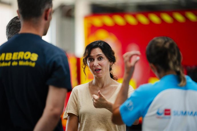 La presidenta de la Comunidad de Madrid, Isabel Díaz Ayuso, durante su visita al Parque Central de Bomberos, a 17 de agosto de 2025, en Las Rozas, Madrid (España).