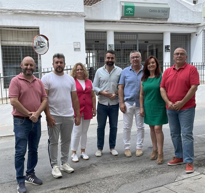 Mayoral (centro), entre alcaldes y responsables del PSOE de los municipios de la Subbética afectados por la falta de médicos, ante el Centro de Salud de Rute.