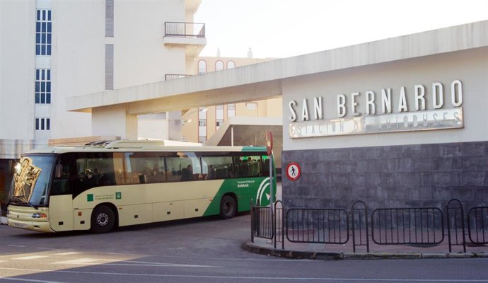 Un autobús del transporte público del Consorcio de Transporte Metropolitano en el Campo de Gibraltar (Cádiz)