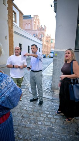 El alcalde de Cádiz, Bruno García, en una visita al barrio de El Balón