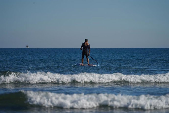Archivo - Varias personas disfrutan del día de Navidad en la Playa de Las Arenas, a 25 de diciembre de 2023, en Valencia, Comunidad Valenciana (España). 