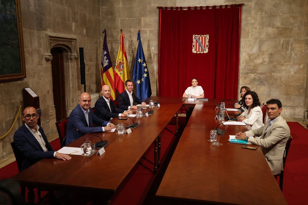 Prohens, reunida con los presidentes de los consells insulares en el Consolat de Mar.