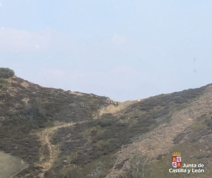 Rescate de una voluntaria en los incendios en el monte Catoute (León).