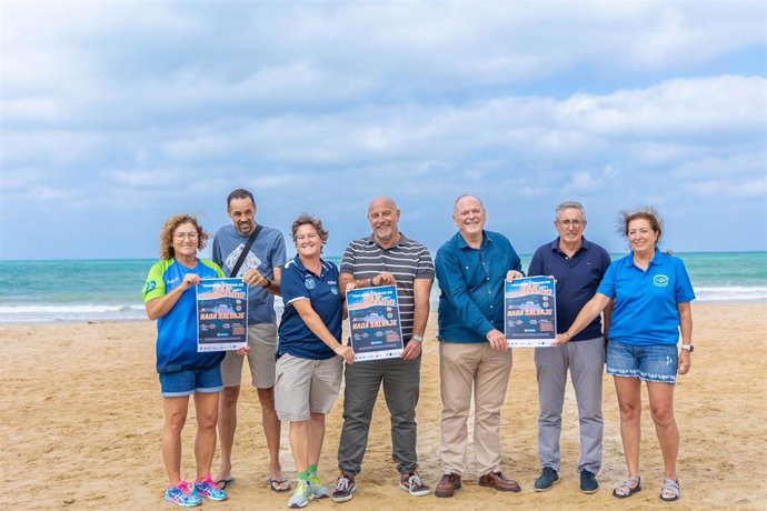 El concejal de Deportes del Ayuntamiento de San Fernando, Antonio Rojas, junto a más autoridades en la presentación de la I Travesía a Nado Ciudad de San Fernando