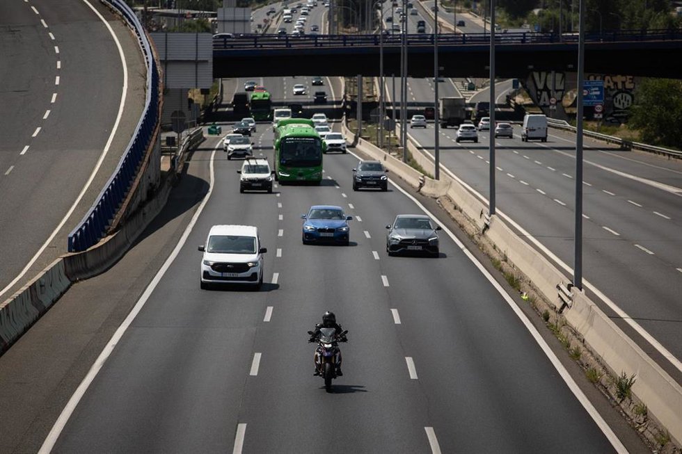 Vehículos en la A2 a la altura del kilómetro 17, a 14 de agosto de 2025, en Madrid (España).