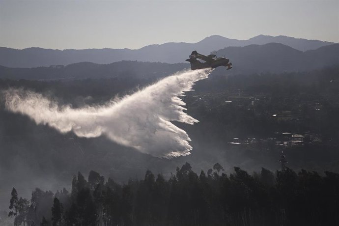 Equipos de los servicios de Emergencias trabajan para extinguir el fuego, a 28 de julio de 2025, en Salvaterra do Miño, Pontevedra, Galicia (España).