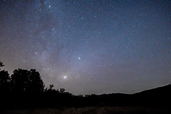 Archivo - Lluvia de Perseidas vista desde la Sierra de Guadarrama, a 12 de agosto de 2024, en Buitrago de Lozoya, Madrid (España). 