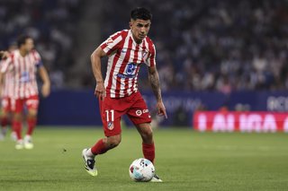 Thiago Almada of Atletico de Madrid in action during the Spanish league, La Liga EA Sports, football match played between RCD Espanyol and Atletico de Madrid at RCDE Stadium on August 17, 2025 in Cornella, Barcelona, Spain.