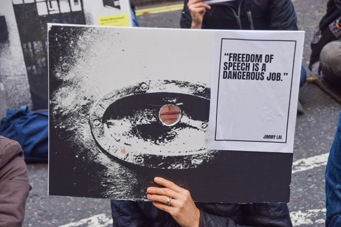Archivo - October 24, 2024, London, England, UK: A protester holds a sign with a quote from Jimmy Lai on free speech, as activists stage the â€Free Political Prisoners' protest exhibition outside the Ministry of Justice in London, calling on the Attorney
