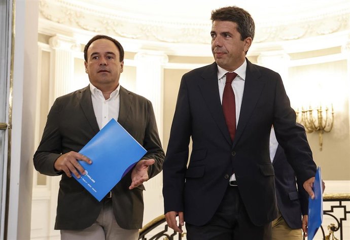 Archivo - Imagen de archivo del presidente del PPCV y president de la Generalitat, Carlos Mazón, y el secretario general del PPCV, Juan Francisco Pérez Llorca.