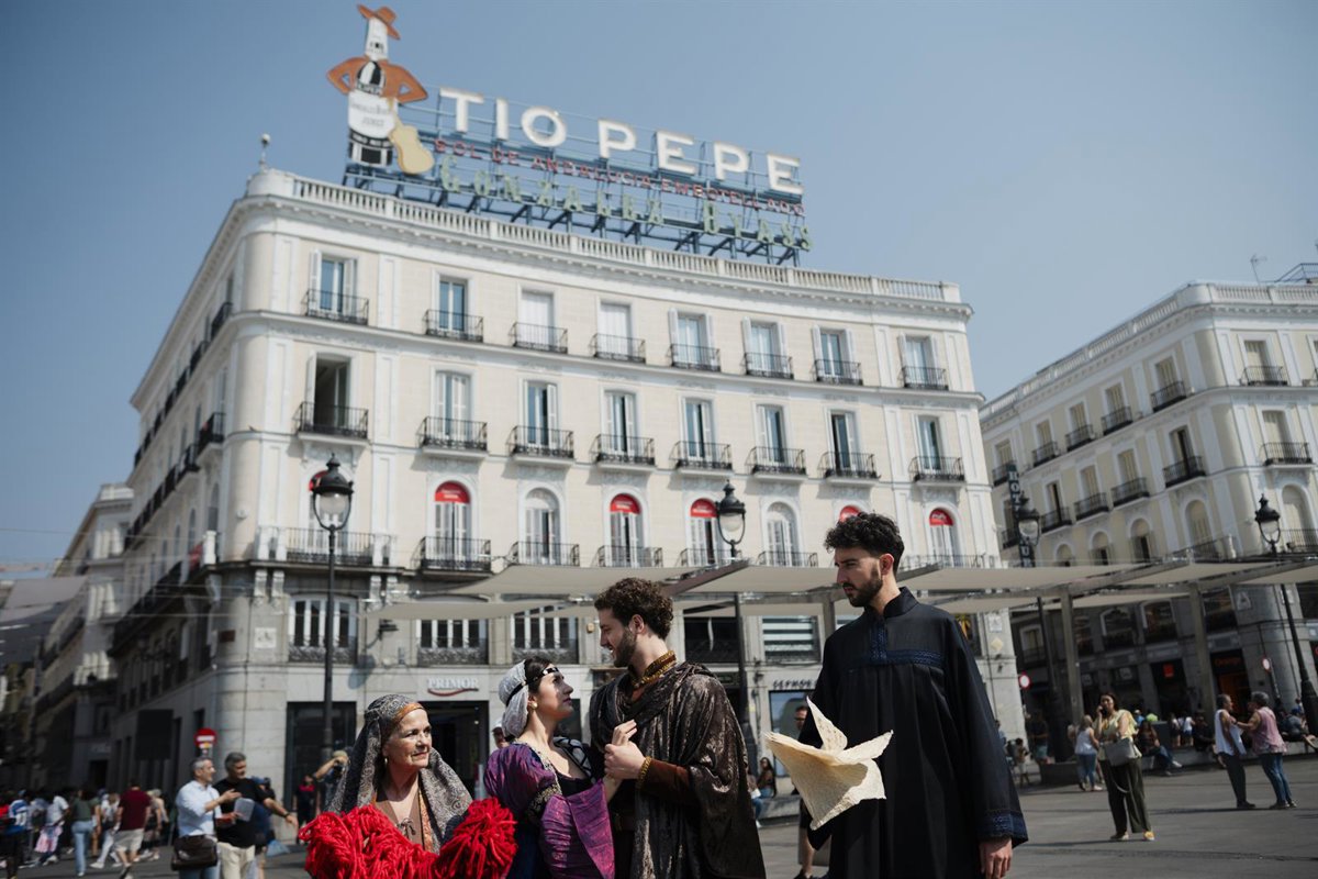 Calixto y Melibea toman la Puerta del Sol avanzando un Festival Celestina que ya vela armas en La Puebla de Montalbán