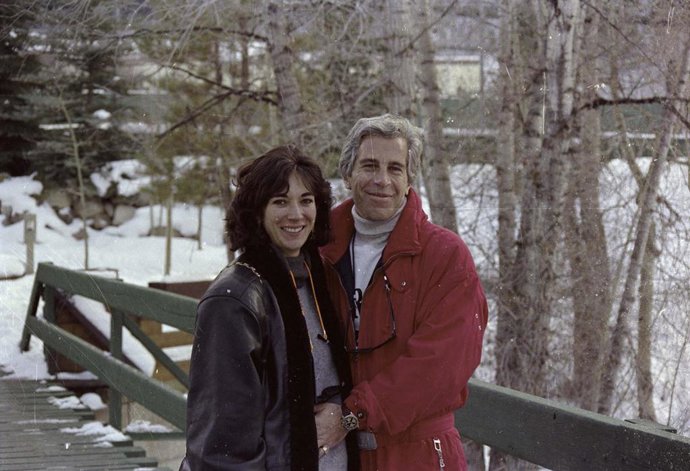 Archivo - Ghislaine Maxwell y Jeffrey Epstein en una imagen difundida durante el juicio