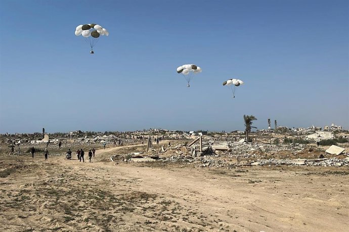 Lanzamiento de ayuda humanitaria desde el aire en la Franja de Gaza