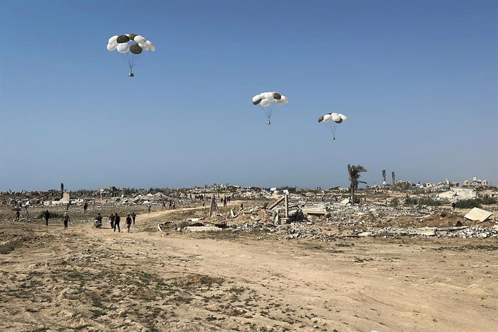 Lanzamiento de ayuda humanitaria desde el aire en la Franja de Gaza
