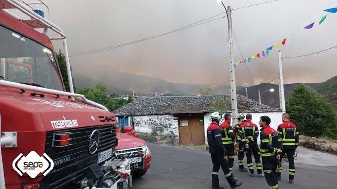 Bomberos en una zona de incendios
