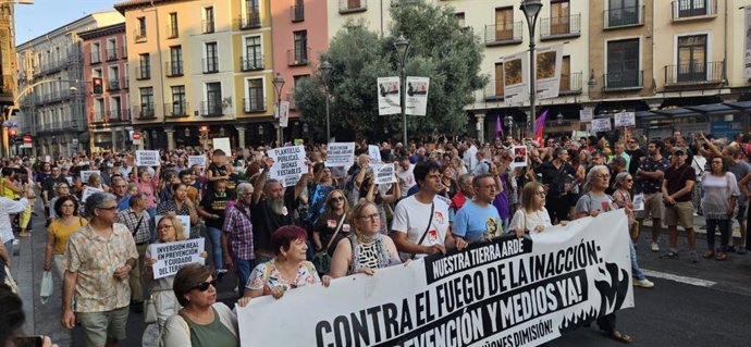 Más de 1.500 personas protestan en Valladolid contra la gestión de los incendios y piden la dimisión de Mañueco y Quiñones