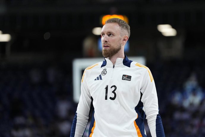 Archivo - Dzanan Musa, durante un calentamiento con el Real Madrid.