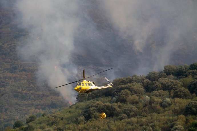 Helicóptero bombardeiro trabalha para extinguir o incêndio, 17 de agosto de 2025, em Quiroga, Lugo, Galícia (Espanha). O incêndio em Larouco (Ourense) "se comportou de maneira explosiva" e passou pelo Sil em até 15 pontos, entrando finalmente na área do S