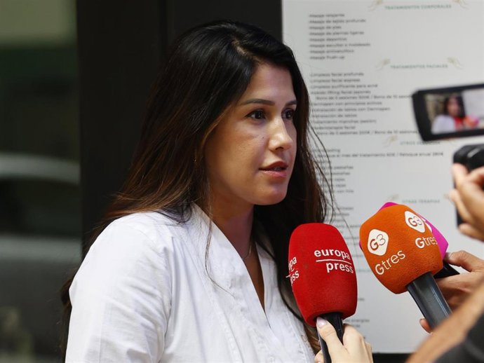 Gabriela Guillén ofrece sus primeras palabras tras la portada de Bertín Osborne con su hijo.
