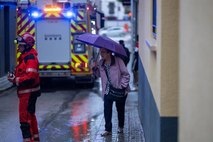 Archivo - Los Bombers de la Generalitat durante una intervención por lluvias intensas en Arenys de Mar, en una imagen de archivo