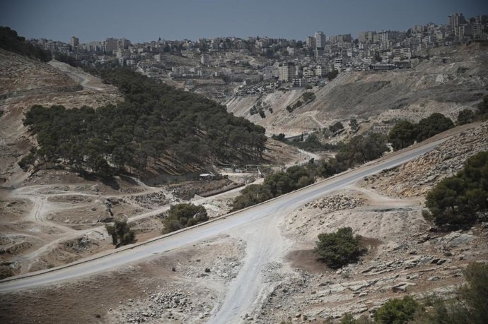 Vista de la zona E1 desde el asentamiento de Maale Adumim, en Cisjordania, con Jerusalén de fondo