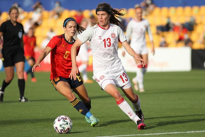 Archivo - Sofie Junge Pedersen, frente a Aitana Bonmatí durante un partido entre las selecciones de Dinamarca y España.