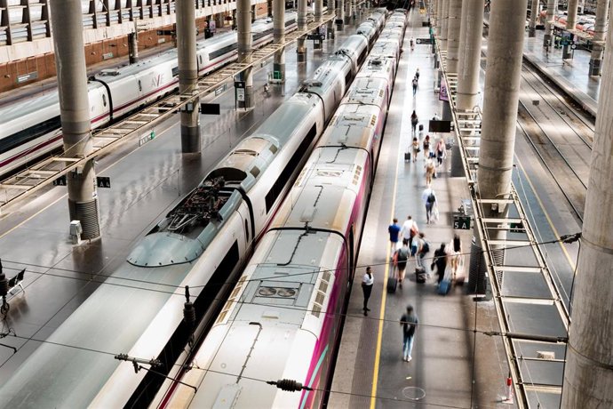Decenas de personas en la estación de trenes Puerta de Atocha-Almudena Grandes, a 24 de julio de 2025, en Madrid (España). Renfe recibe hoy a los viajeros que se desplazan con motivo de la celebración de la festividad de Santiago, mañana 25 de julio.
