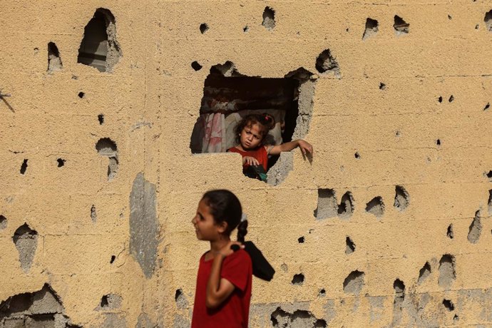 GAZA, Aug. 19, 2025  -- Displaced Palestinian children are seen in the coastal area of Gaza City on Aug. 14, 2025.   As the World Humanitarian Day is marked across countries on Tuesday, the Middle East and North Africa remain mired in some of the world's 
