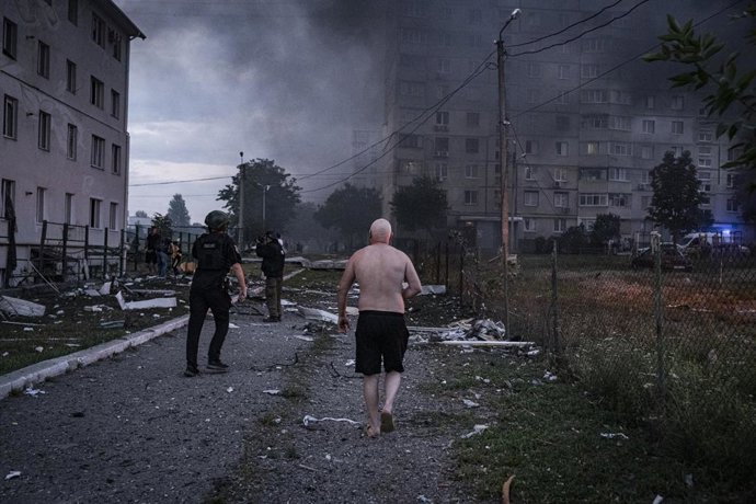 18 August 2025, Ukraine, Kharkiv: Ukrainian rescuers work at the site of a drone strike on a residential area in Kharkiv. Photo: Nicolas Cleuet/Le Pictorium via ZUMA Press/dpa