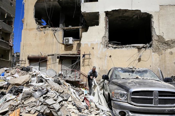 Archivo - TYRE, 24 de março de 2025 -- Um homem é visto sobre os escombros após um ataque israelense em Tyre, Líbano, em 23 de março de 2025. Um ataque de drone israelense teve como alvo um veículo no sul do Líbano no domingo, matando uma pessoa, um dia d