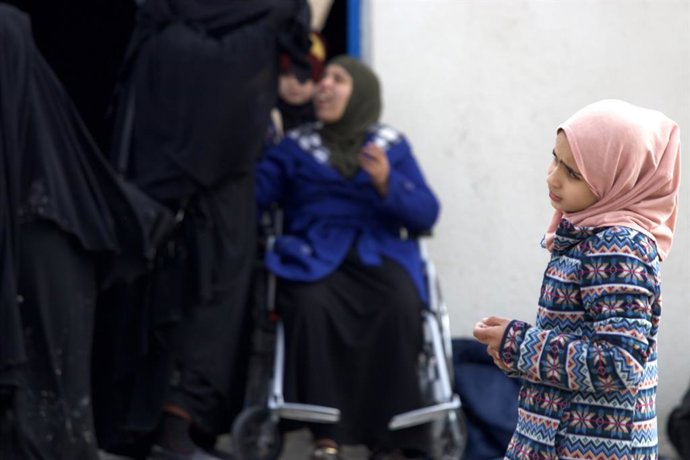 Archivo - AL-HOL, Feb. 10, 2025  -- People leave the al-Hol camp in northeastern Syria, Feb. 9, 2025.   A total of 569 people from 155 Iraqi families left the al-Hol refugee camp in northeastern Syria on Sunday, in the latest repatriation effort coordinat