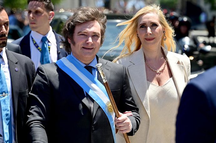 Archivo - BUENOS AIRES, Dec. 11, 2023  -- Argentina's new President Javier Milei (L) and his sister Karina Milei head for the Casa Rosada Presidential Palace in Buenos Aires, Argentina, Dec. 10, 2023. Javier Milei, a liberal politician and economist, assu